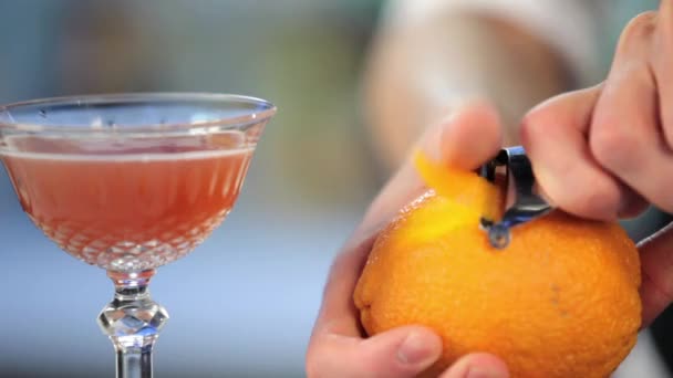 Barman prépare un cocktail en boîte de nuit — Video