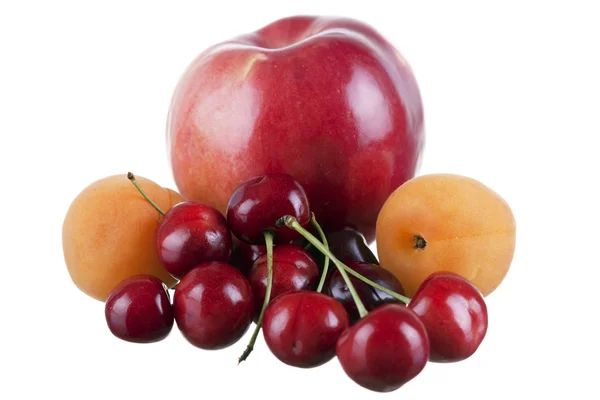 Composición de cerezas, manzana y albaricoques aislados en ba blanca — Foto de Stock