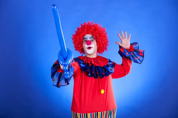 Smiling clown in studio with balloon — Stock Photo, Image