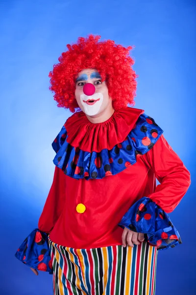 Clown sur fond bleu — Photo