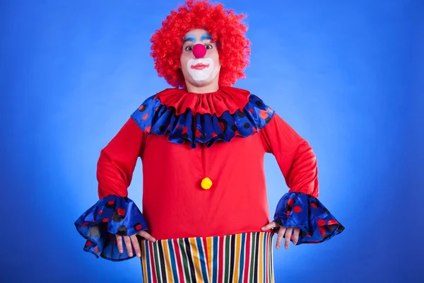 Clown op blauwe achtergrondkleur — Stockfoto