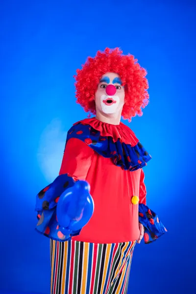 Clown sur fond bleu — Photo