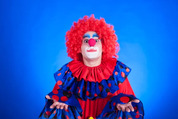 Clown su sfondo blu — Foto Stock