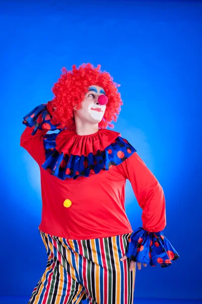 Clown op blauwe achtergrondkleur — Stockfoto