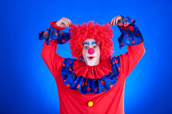 Clown op blauwe achtergrondkleur — Stockfoto