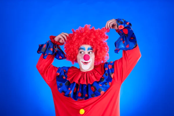 Clown su sfondo blu — Foto Stock