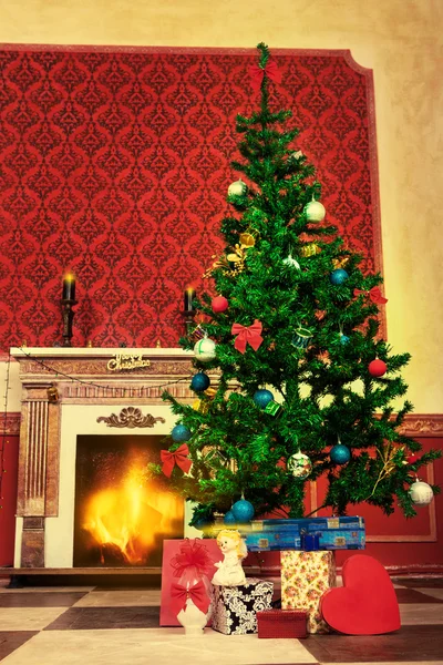 Sinnliches Vintage-Weihnachtsinterieur mit einem Engel davor — Stockfoto