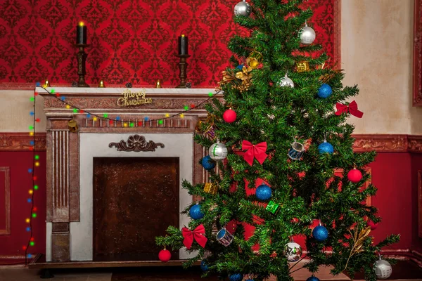 Sensasional vintage christmas interieur met een haard op rug — Stockfoto