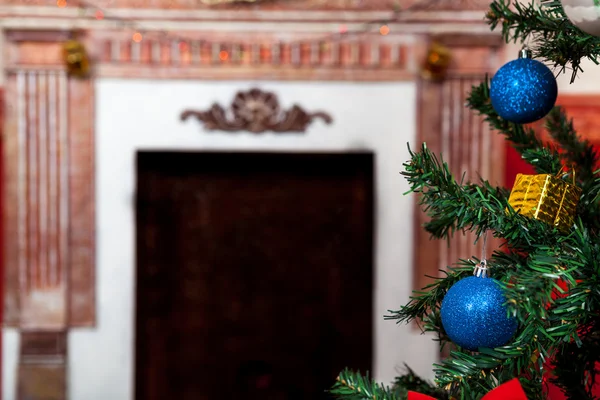 Carte vintage de Noël avec un arbre devant et une cheminée à — Photo