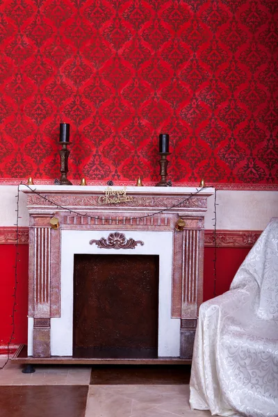 Интерьер Christimas в красной винтажной комнате — стоковое фото