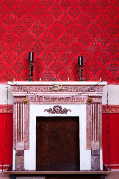 Vánoční interiér v červené vinobraní místnosti — Stock fotografie