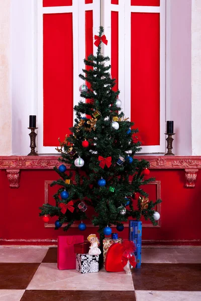 Interior de Navidad en habitación vintage roja — Foto de Stock