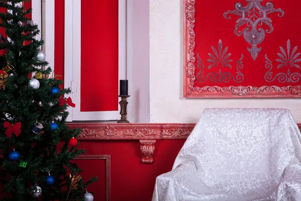 Vánoční interiér v červené vinobraní místnosti — Stock fotografie