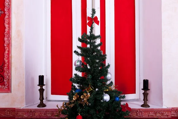 Interior de Navidad en habitación vintage roja — Foto de Stock