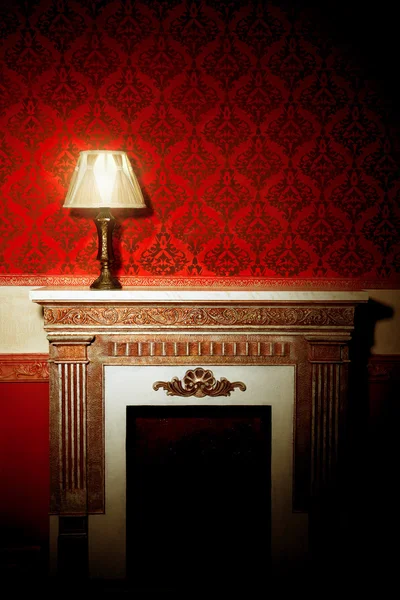 Schöne Vintage-Interieur mit Lampe am Kamin — Stockfoto