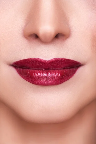 Şehvetli kırmızı dudaklar makro çekim — Stok fotoğraf