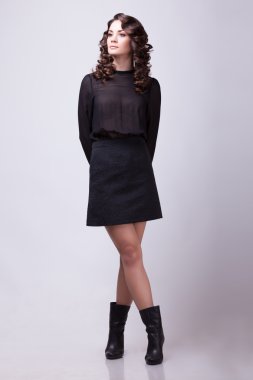 duygusal etkileyici kadın tam vücut gri arka plan üzerinde