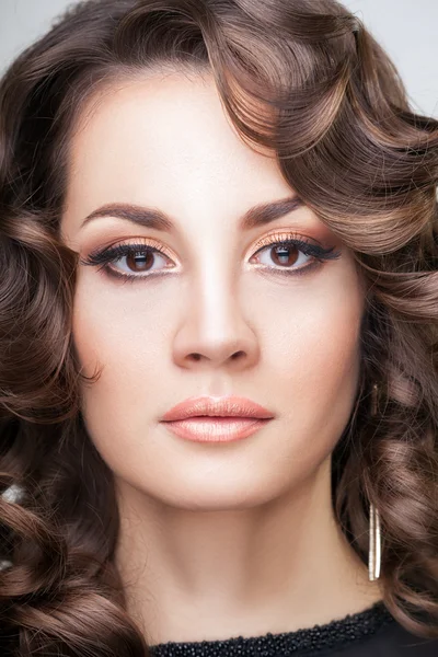 Brünette mit professionellem Make-up — Stockfoto