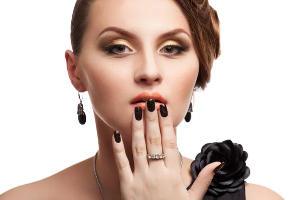 Bella donna con pelle perfetta e unghie nere — Foto Stock