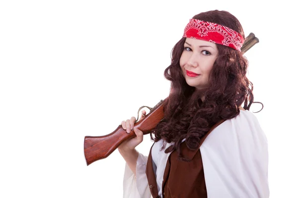 Chica pirata con un mosquete aislado sobre fondo blanco — Foto de Stock