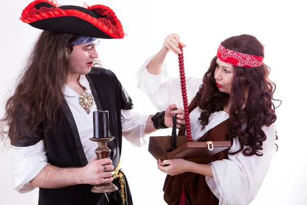 Deux pirates trouvés boîte de tresure — Photo