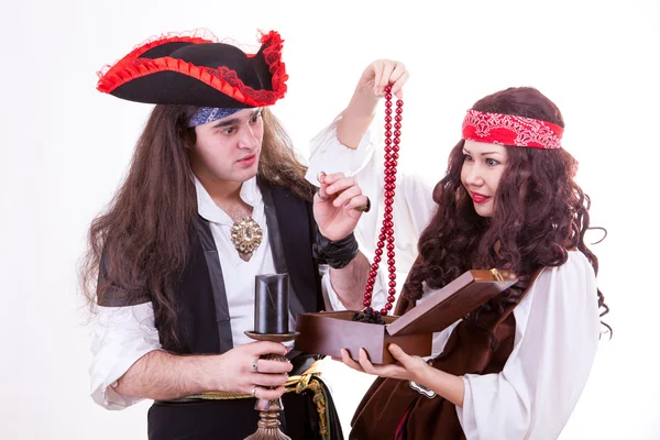 Deux pirates trouvés boîte de tresure — Photo