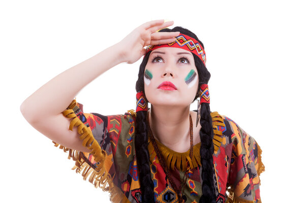 Коренная американка смотрит в сторону
