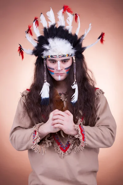 갈색 바탕에 아메리카 인디언 남자 — 스톡 사진