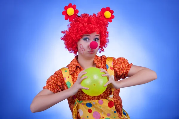 Payaso feliz sobre fondo azul — Foto de Stock