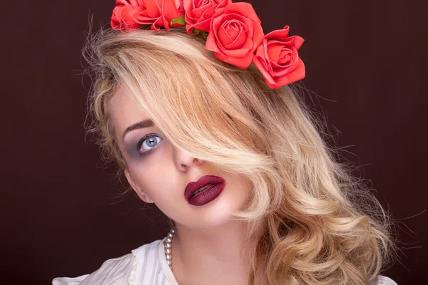 Belle femme avec des fleurs dans la tête maquillage professionnel — Photo