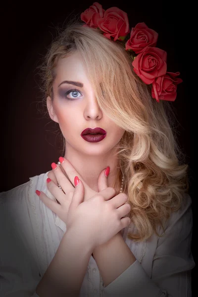 Fashion woman with flowers in head on brown background — Stock Photo, Image