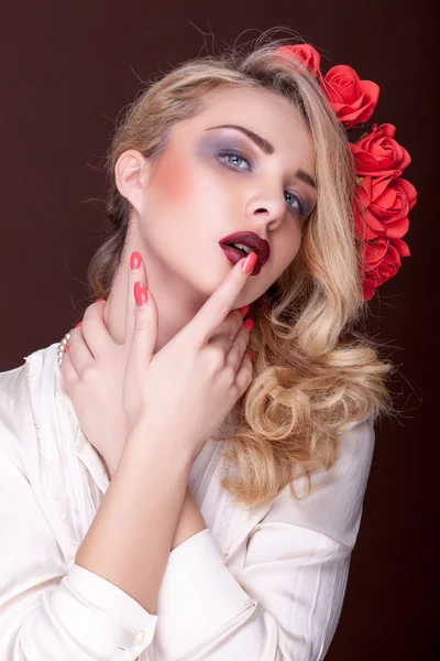 Sensual woman with finger on her lips on brown background — Stock Photo, Image