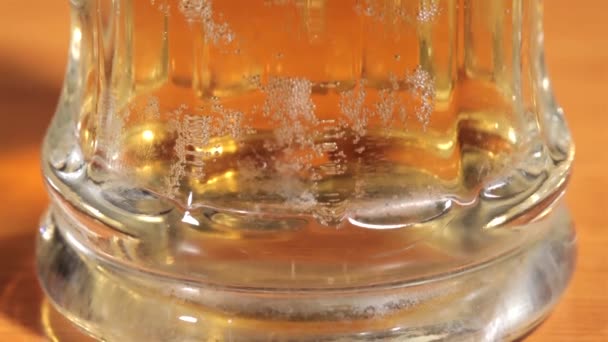 Bier gieten in glas op zwarte achtergrond — Stockvideo