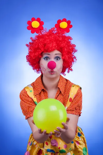 Personaje de mujer payaso sobre fondo azul — Foto de Stock