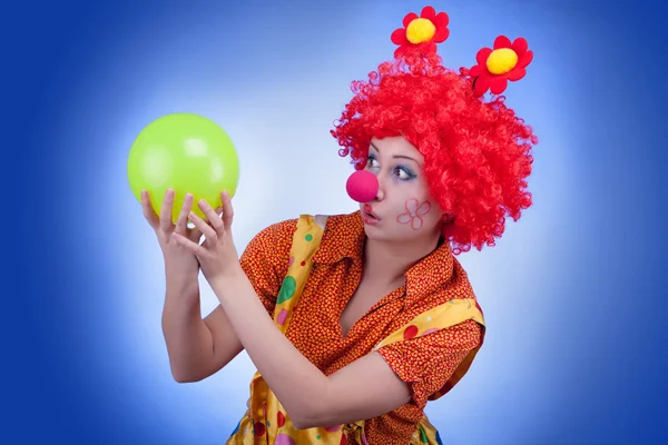 Clown vrouw teken op blauwe achtergrond — Stockfoto