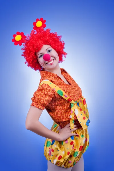 Donna felice clown su sfondo blu — Foto Stock
