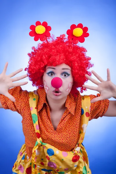 Mujer payaso sobre fondo azul estudio de rodaje — Foto de Stock