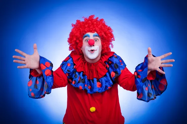 Glücklicher Clown auf blauem Hintergrund — Stockfoto