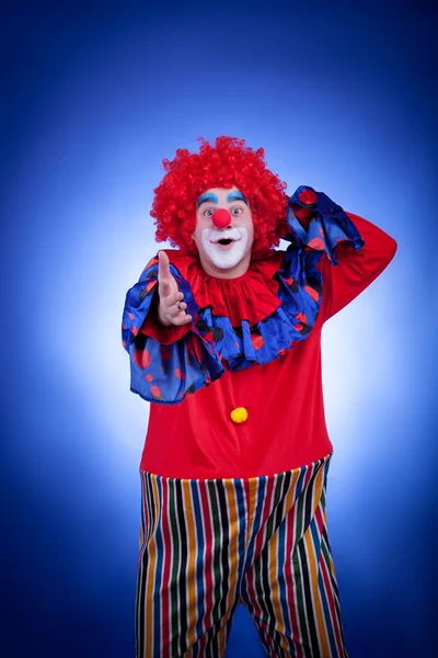 Lachende clown op blauwe achtergrond — Stockfoto