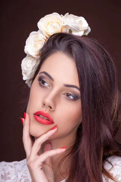 Belle femme maquillage professionnel sur fond brun — Photo