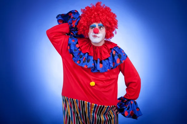 Clown uomini sorpresi su sfondo blu — Foto Stock