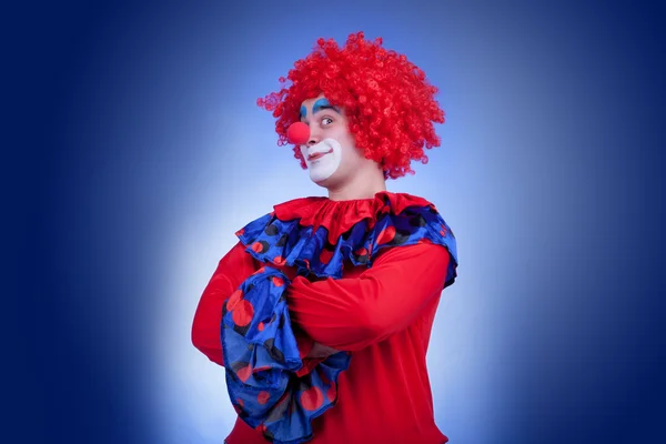 Glücklicher Clown auf blauem Hintergrund — Stockfoto