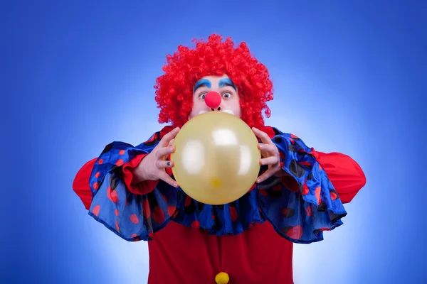 Clown en costume rouge avec ballon dans les mains — Photo