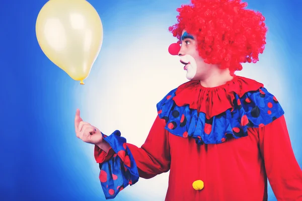 Palhaço em traje vermelho com balão tonificado imagem — Fotografia de Stock