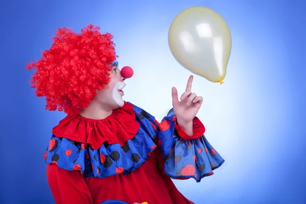 Fröhlicher Clown spielt mit gelbem Luftballon — Stockfoto