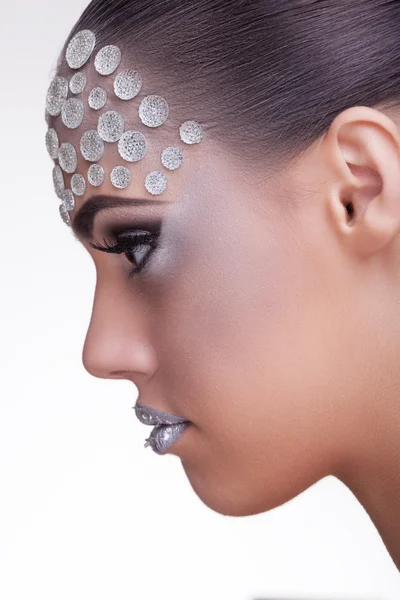 Mooie vrouw artistieke Strass make-up — Stockfoto