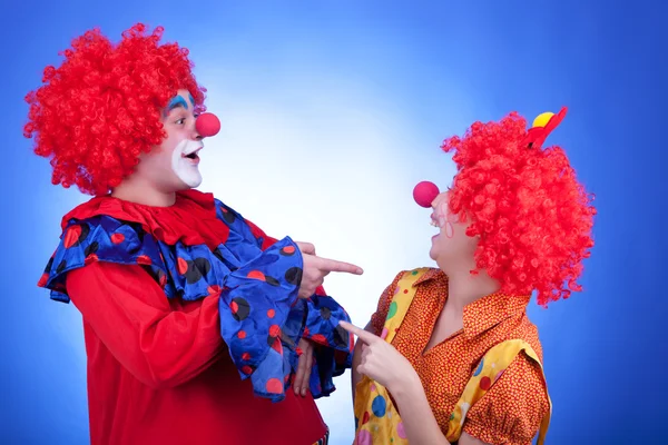 Clown paar op blauwe achtergrond — Zdjęcie stockowe