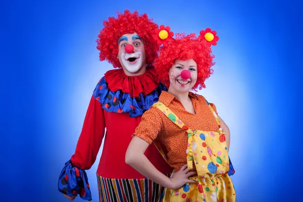 Palyaço kostümleri mavi zemin üzerine çift