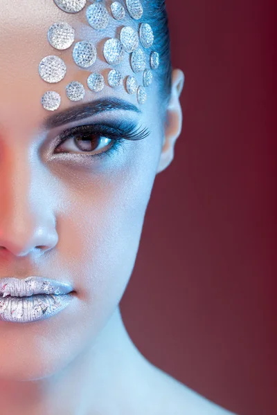 Hermosa mujer con maquillaje de arte y diamantes de imitación — Foto de Stock