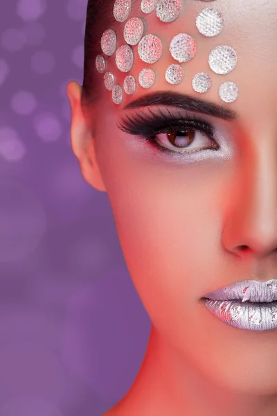 Donna moda strass make up su sfondo sfocato — Foto Stock